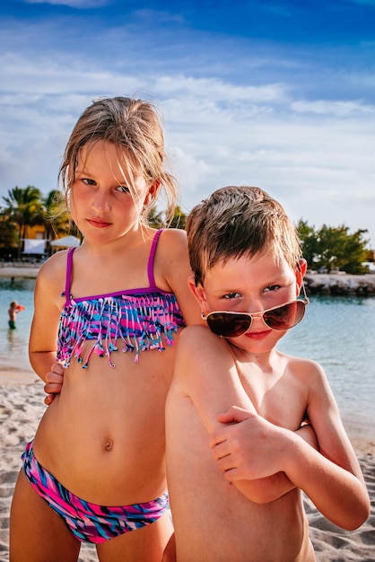 Portret dwóch dzieci na plaży