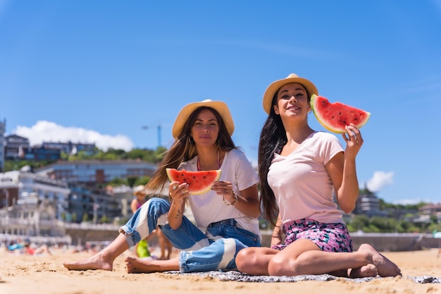 Portret Dwóch Dziewczyn Latem Na Plaży Jedzących Arbuza Ciesząc Się Wakacjami