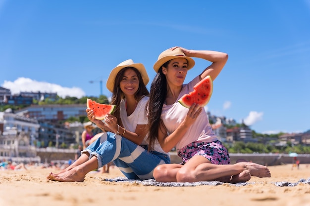 Portret Dwóch Dziewczyn Latem Na Plaży Jedzących Arbuza Ciesząc Się Wakacjami