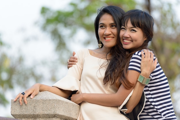 Portret dwóch młodych azjatyckich kobiet razem relaks w parku na świeżym powietrzu
