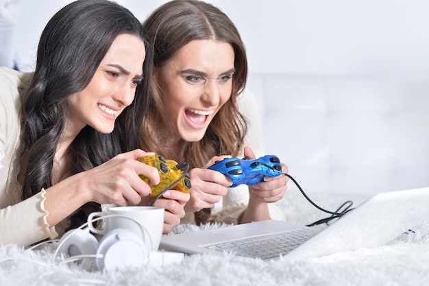 Portret dwóch młodych kobiet grających w gry wideo
