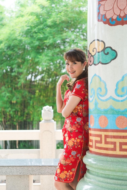 Portret dwóch pięknych azjatyckich kobiet w sukni CheongsamThailand peopleSzczęśliwego chińskiego nowego roku koncepcji