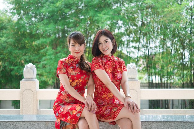 Portret dwóch pięknych azjatyckich kobiet w sukni CheongsamThailand peopleSzczęśliwego chińskiego nowego roku koncepcji