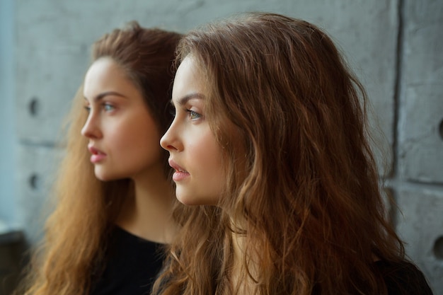 portret dwóch pięknych sióstr bliźniaczek z makijażem