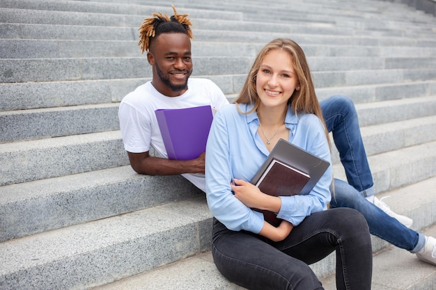 Portret Dwóch Studentów Z Mieszanej Rasy O Szczęśliwych Twarzach