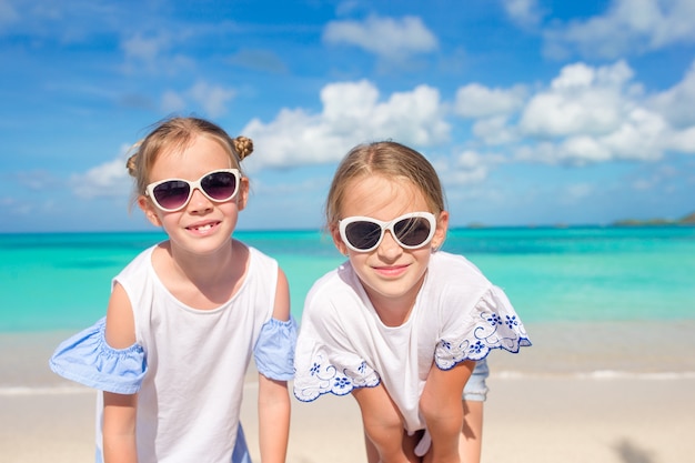 Portret dwojga pięknych dzieciaków na plaży