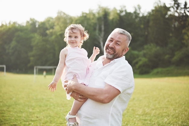 Portret dziadka z wnuczką