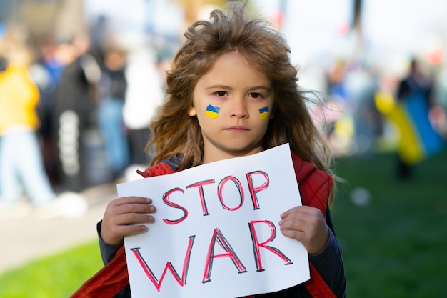 Portret dzieci trzymających tablicę Plakat „Stop wojnie na Ukrainie” z komunikatem „Stop the war” No war, stop war