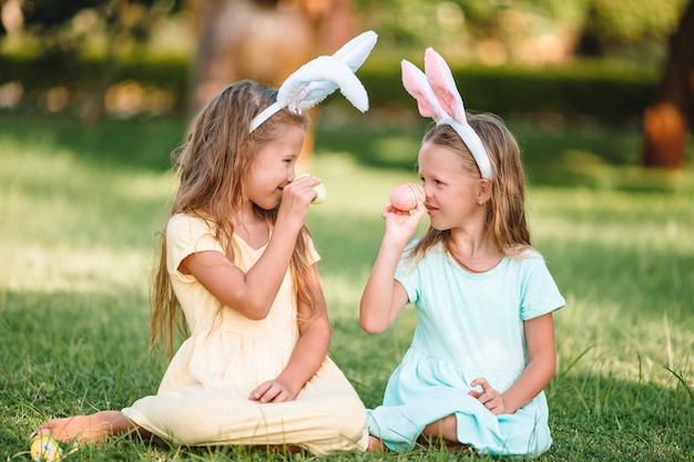 Portret dzieciak z Easter busket z jajkami plenerowymi