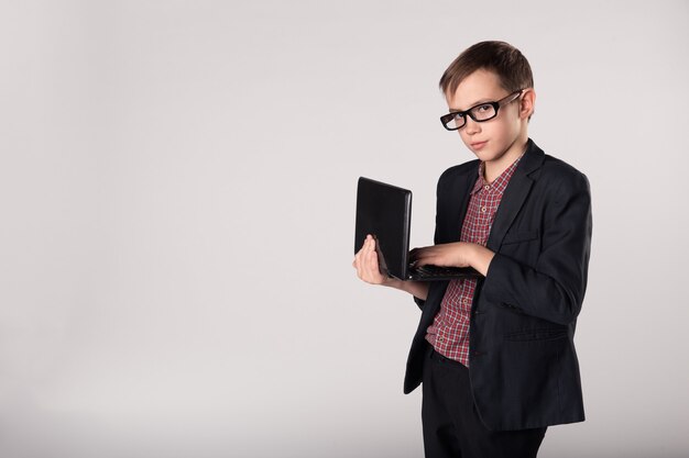 Portret dziecka biznesowego korzystającego z bezprzewodowego internetu
