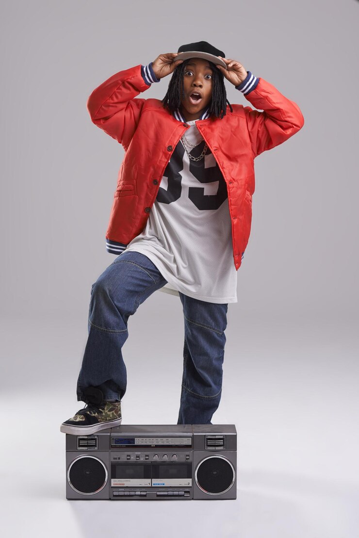 Zdjęcie portret dziecka hip-hopa i wow z radiem dla muzyki i rapu w studiu z miejską odzieżą modny afrykański chłopiec i boombox z modnymi ubraniami i młodzieżem z pewnością siebie i szarym tłem