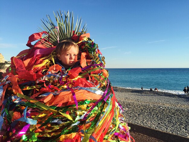 Zdjęcie portret dziecka noszącego konfetti na plaży