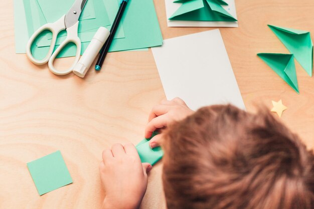 Zdjęcie portret dziecka trzymającego papier pod wysokim kątem