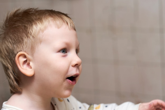 Portret dziecka z poplamionymi ustami i emocjami na twarzy