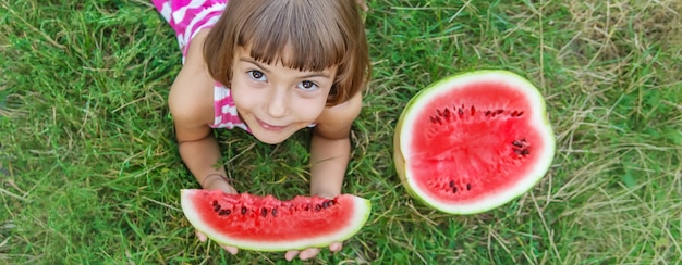 Portret dziewczynka gospodarstwa arbuza