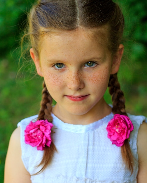 Portret dziewczynka z warkoczykami