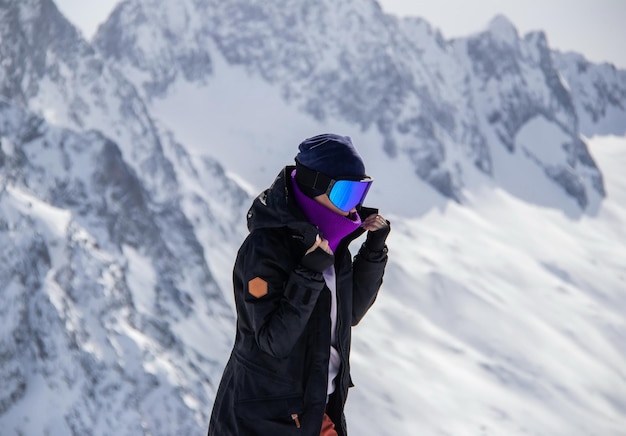 Portret dziewczynki na szczycie zaśnieżonej góry