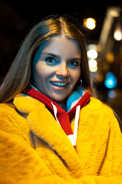 Portret dziewczynki na tle nocnego miasta