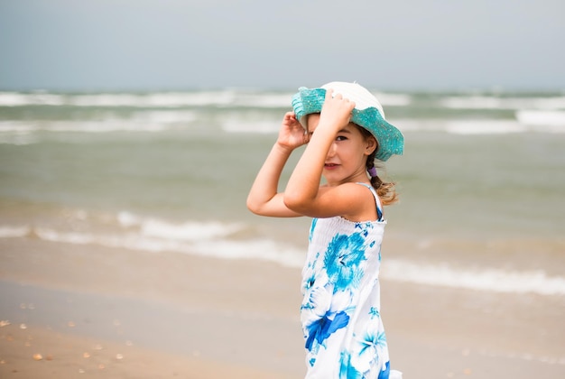 Portret dziewczynki nad brzegiem morza Dziecko cieszy się falami wypoczywając na plaży podróżując