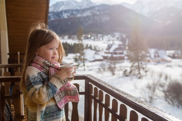 Portret Dziewczynki Przy Filiżance Herbaty W Górach, Zakopane, Kościelisko.