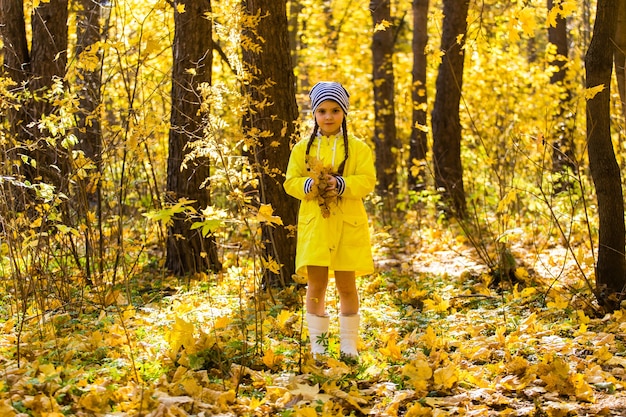 Portret dziewczynki w jesiennym lesie