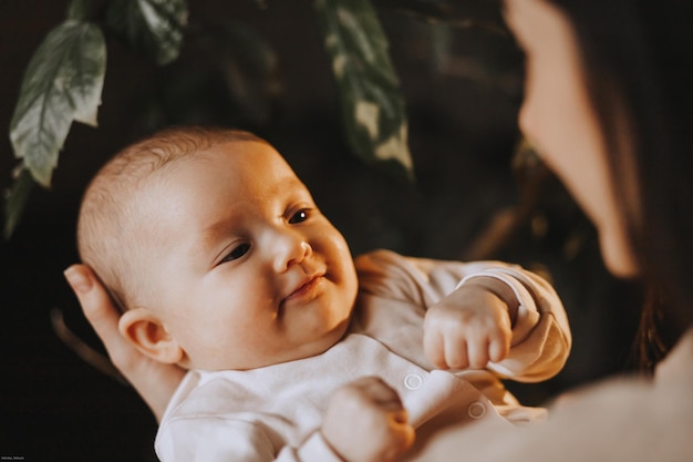 Portret dziewczynki w wieku 3 miesięcy od urodzenia zdjęcie w domu