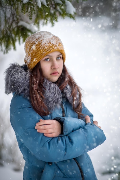 Portret dziewczynki w zimie w parku