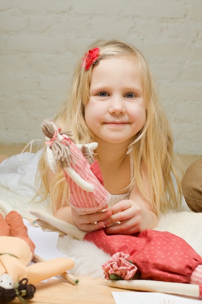 Portret Dziewczynki Z Ręcznie Robione Zabawki Do Domu