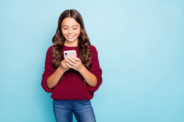Portret dziewczynki za pomocą telefonu urządzenia cyfrowego