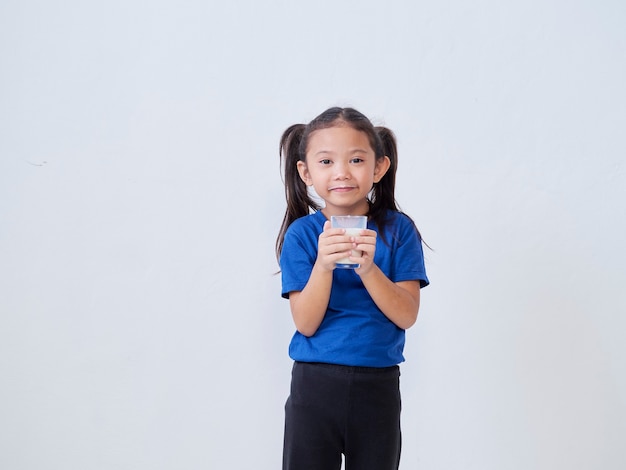 Portret dziewczynki ze szklanką mleka na światło