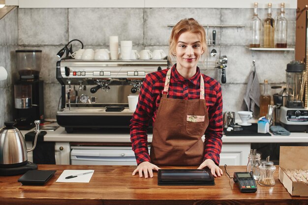 Portret dziewczyny baristów w miejscu pracy na tle kawy