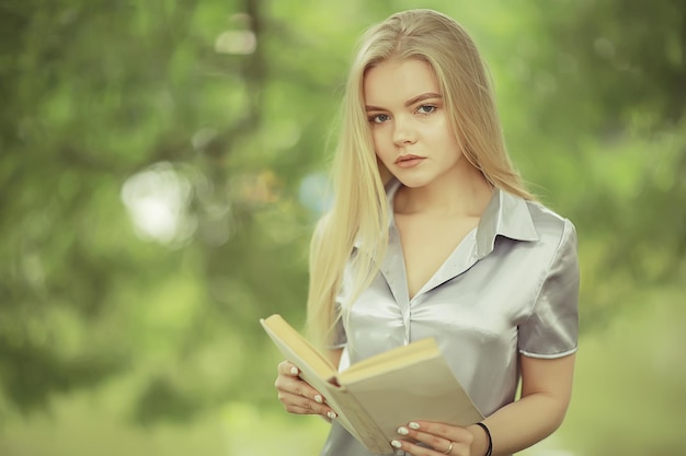 Portret dziewczyny dorosłej młodej pięknej modnej