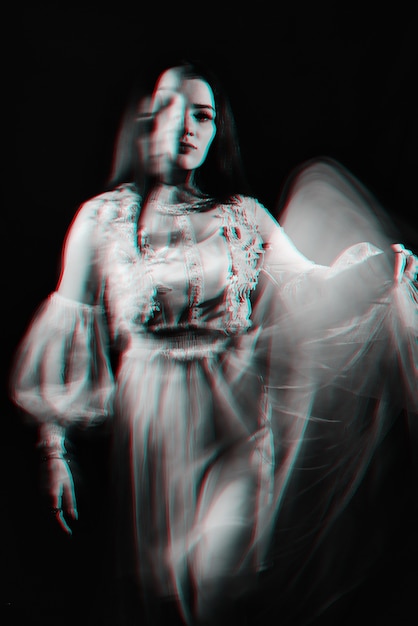 Portret dziewczyny ducha w sukience. Czarno-biały anaglif z efektem usterki wirtualnej rzeczywistości 3D