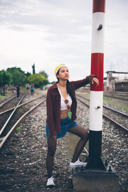 Zdjęcie portret dziewczyny hipster siedzi na kolei vintage stylethai kobieta pozuje do zrobienia zdjęcia