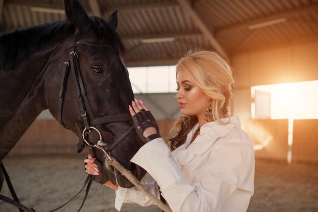 Portret dziewczyny i konia