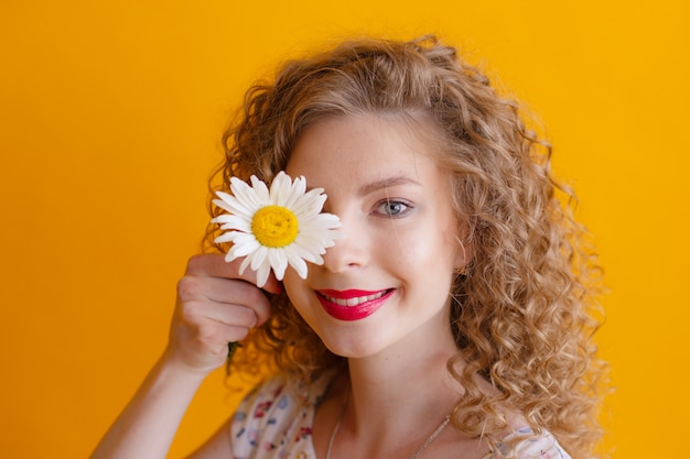 Portret Dziewczyny Kręcone Z Daisy We Włosach Na żółto