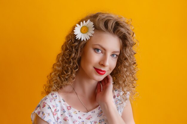 Portret Dziewczyny Kręcone Z Daisy We Włosach Na żółto