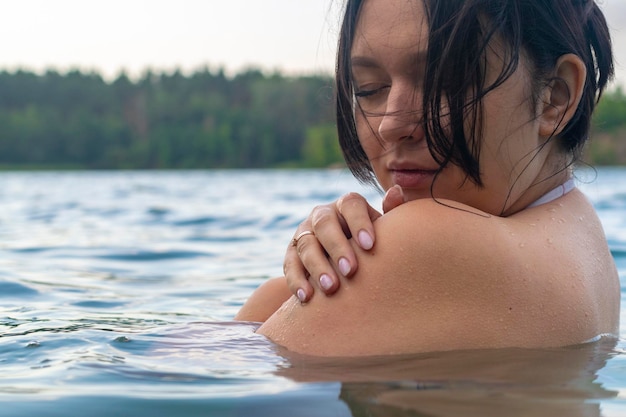 Portret dziewczyny o kaukaskim wyglądzie w jeziorze