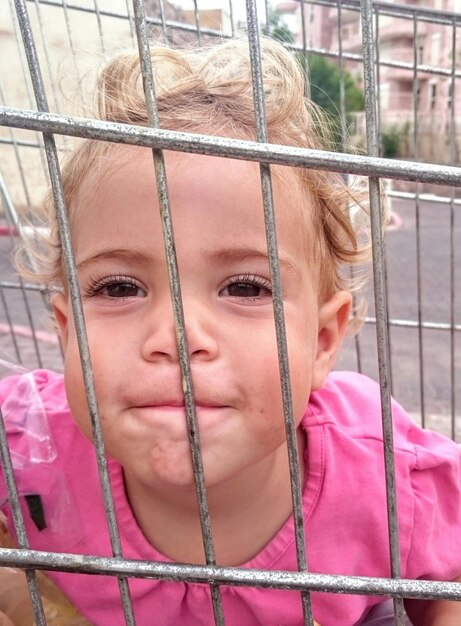 Portret dziewczyny siedzącej w wózku na zakupy