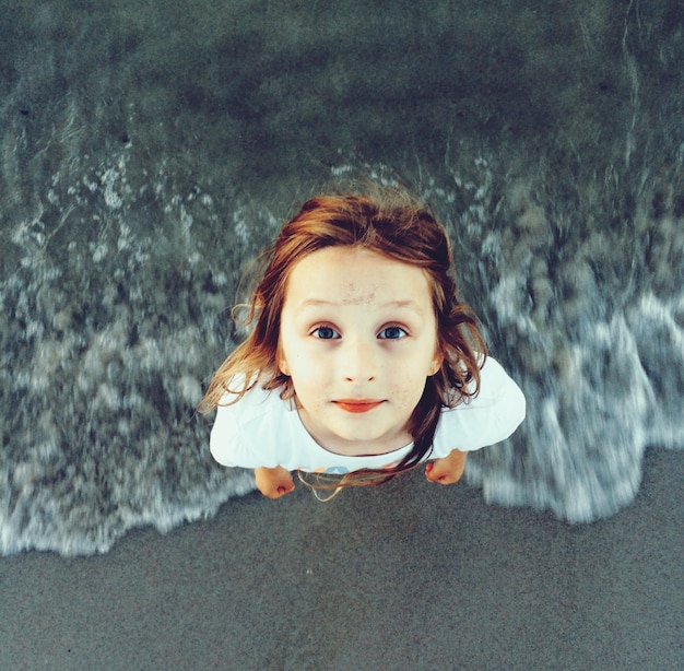 Portret dziewczyny stojącej na brzegu na plaży
