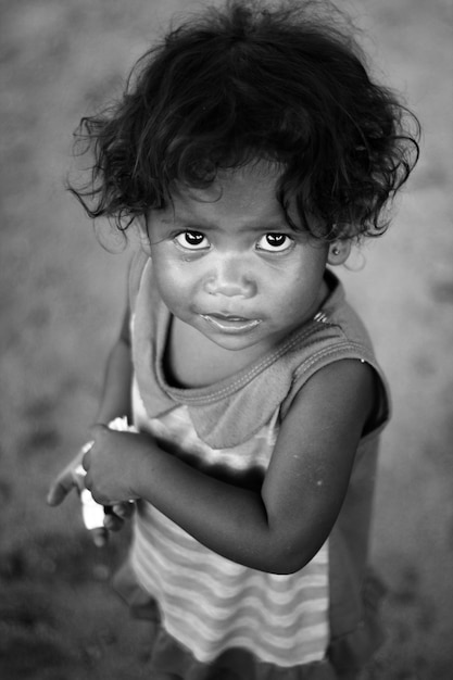 Zdjęcie portret dziewczyny stojącej na polu