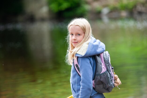 Zdjęcie portret dziewczyny stojącej nad jeziorem