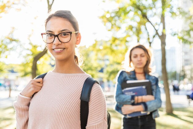 Portret dziewczyny studentów w parku