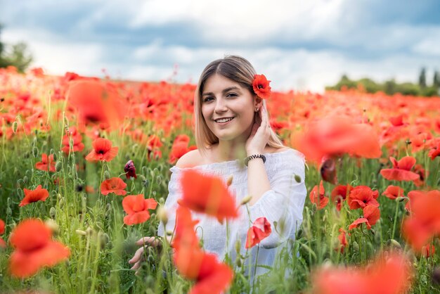 Portret Dziewczyny Uroda I Moda W Pole Maku. Czas Letni