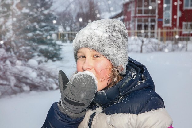 Zdjęcie portret dziewczyny w śniegu