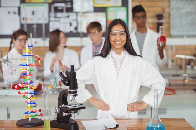 Portret Dziewczyny W Szkole Stojącej Ręką Na Biodrze W Laboratorium