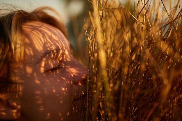 portret dziewczyny z bukietem dzikich kwiatów młoda dziewczyna idzie przez pole o zachodzie słońca