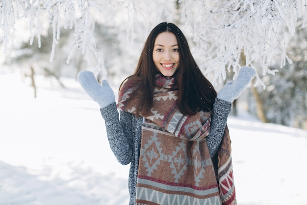 Portret dziewczyny z pięknym uśmiechem w zimie.