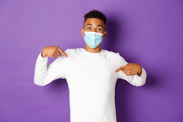Portret ekspresyjny młody człowiek ubrany w maskę medyczną