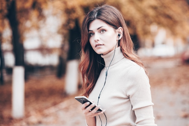 Portret elegancka kobieta trzyma telefon komórkowy